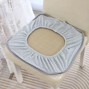 Vue détaillée d'une housse de siège de chaise grise élastique avec motif en tissu tissé