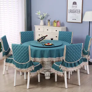 Tovaglia rotonda verde acqua e coprisedie coordinati con elegante pizzo e trama trapuntata