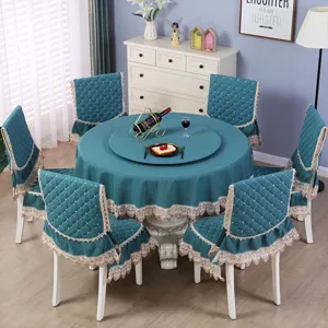 Set di tovaglia rotonda verde petrolio e coprisedia trapuntati con pizzo elegante.