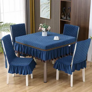 Set trapuntato blu scuro per tavolo e sedie da pranzo con eleganti bordi a doppia balza