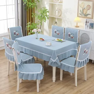 Ensemble nappe et housses de chaise épaisses bleu clair avec dentelle et broderie