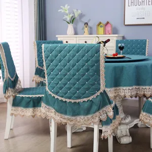 Set elegante di coprisedie trapuntati verde ottanio e tovaglia rotonda con bordo in pizzo