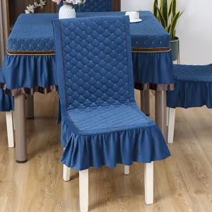 Dettaglio coprisedia trapuntato blu con eleganti balze e bordi rifiniti color oro