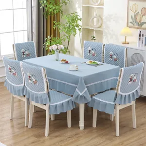 Vue d'ensemble des housses de chaise et nappe bleu clair avec broderie de chiot mignonne