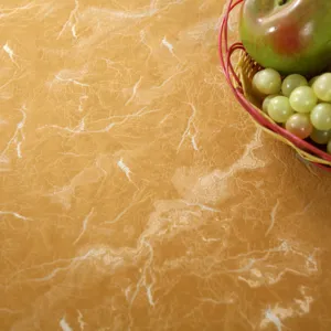 Gros plan sur un tissu à motif marbre doré pour housse de chaise rembourrée
