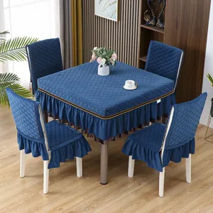 Set di copritavolo e sedie trapuntati blu con eleganti volant per sala da pranzo