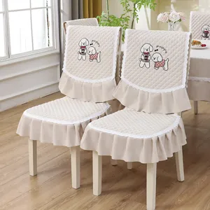 Housses de chaise matelassées beige avec broderie chiot et volants en dentelle raffinée.