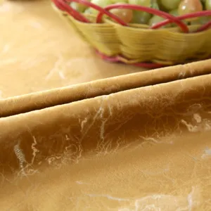 Vue macro détaillée du tissu en velours matelassé doré pour housse de chaise intégrale
