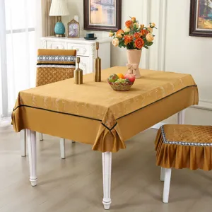 Détail de la scène de housses de chaise rembourrées brun doré et nappe assortie