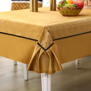 Détail d'une nappe en velours doré avec bordure noire et un élégant motif de marbre chic