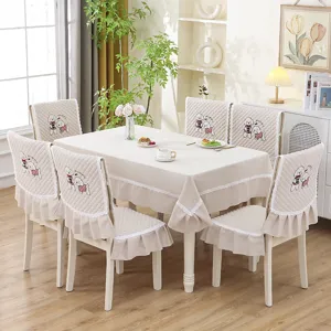 Vue détaillée de l'ensemble de housses de chaise beiges avec broderie de chien