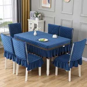 Dettaglio del set copritavolo e coprisedia trapuntati blu scuro con bordo decorativo.