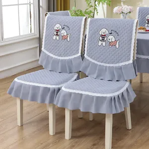 Vue détaillée de housses de chaise matelassées grises avec broderie caniche et dentelle.