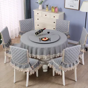 Elegante tovaglia rotonda grigia e set di coprisedie con bordo in pizzo e design trapuntato