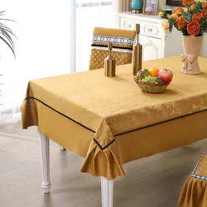 Détail de la nappe à texture marbre jaune gingembre et de la housse de chaise matelassée