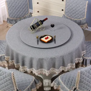 Elegante set di tovaglia rotonda grigia e coprisedia con bordo in pizzo per il pranzo