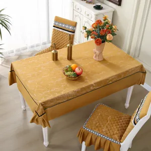 Nappe élégante en marbre doré avec housses de chaise matelassées assorties pour salle