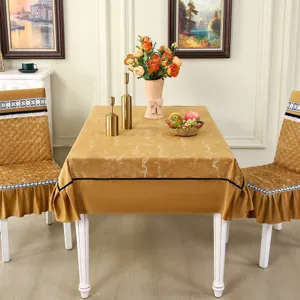 Vue détaillée des housses de chaise matelassées jaune moutarde et de la nappe marbrée assortie.