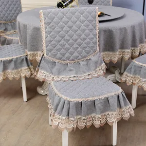 Set tovaglia e coprisedie trapuntati grigi con eleganti bordi in pizzo ricamato