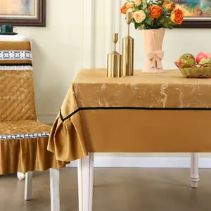 Housse de chaise et nappe jaune moutarde à motif marbré élégantes dans une salle à manger