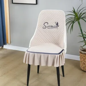 Dettaglio coprisedia trapuntato beige con ricamo Sweethearts e volant eleganti