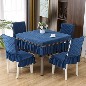 Tovaglia quadrata trapuntata blu scuro e set di coprisedia con volant per sala da pranzo.