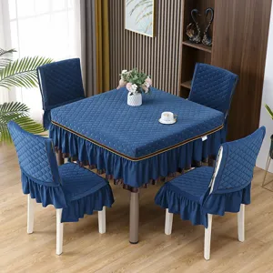 Vista completa della tovaglia blu trapuntata e coprisedie con volant in sala da pranzo
