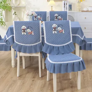 Housse de chaise matelassée bleue avec broderie caniche et volants en dentelle