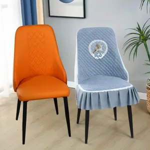 Dettaglio della fodera trapuntata blu per sedia con ricamo di cervo e balza a pieghe elegante