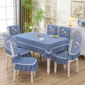 Vue détaillée d'un ensemble de salle à manger matelassé bleu avec broderie chiot et dentelle