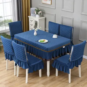 Set copritavolo trapuntato blu navy con coprisedia coordinati e volant