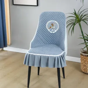 Elegante coprisedia trapuntato blu con ricamo a cervo e raffinata gonna a balze.