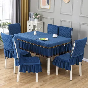 Elegante tovaglia trapuntata blu navy e coprisedie coordinati con bordo a balze