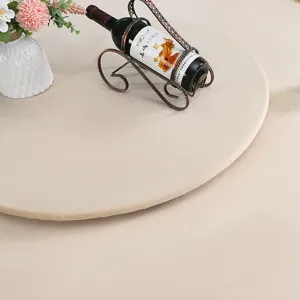 Vista dettagliata della copertura in velluto beige per vassoio girevole rotondo chic