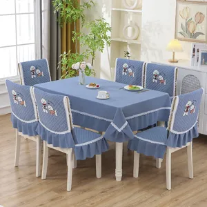 Housse de chaise matelassée bleue avec volants en dentelle et broderie chien