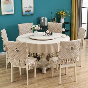 Elegante set di tovaglia rotonda e coprisedie con ricamo a cigno in una sala da pranzo