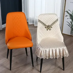 Dettaglio del coprisedia trapuntato per sala da pranzo con eleganti volant in pizzo champagne.