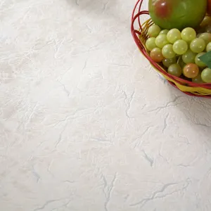 Détail macro du tissu beige rembourré pour housse de chaise avec texture cousue