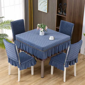 Elegante set di tovaglia e coprisedia trapuntati blu con volant per sala da pranzo