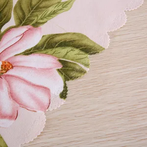 Nahaufnahme von rosa Blumenmuster und Wellenrand an der Computer-Staubschutzhülle