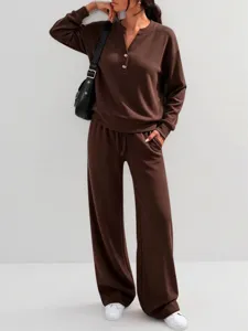 Dettaglio completo due pezzi marrone maglia maniche lunghe e pantaloni larghi