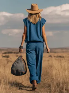 Vue arrière d'un ensemble en daim bleu style western pour femme avec haut sans manches.