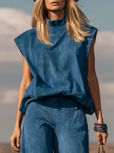 Vue détaillée de l'ensemble haut sans manches et pantalon large en daim bleu style western