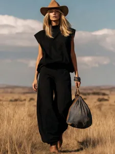 Tailleur western noir chic sans manches avec pantalon large dans un décor champêtre