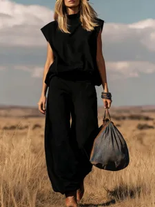 Ensemble haut sans manches et pantalon large en daim de style western sur modèle
