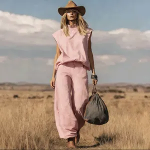 Ensemble haut sans manches et pantalon large en daim rose style western dans la savane