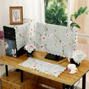 Lifestyle-Ansicht des floralen Computer-Staubschutz-Sets auf einem Schreibtisch aus Holz