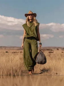 Ensemble en daim vert olive de style occidental avec haut sans manches et pantalon large.