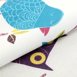 Nahaufnahme von strapazierfähigem Canvas-Stoff mit buntem Cartoon-Vogel-Print für Computer