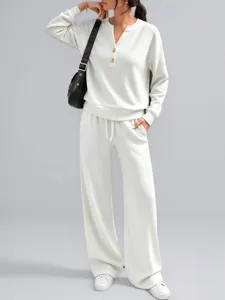 Set lounge 2 pezzi da donna color crema con top henley a maniche lunghe e pantaloni a gamba larga